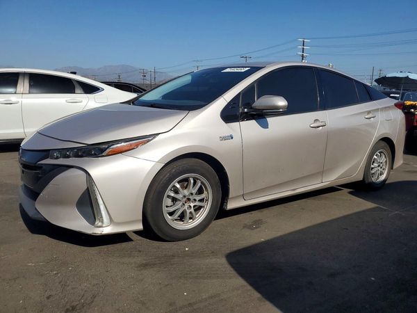 2019 TOYOTA PRIUS Plus/Premium/Advanced — Front 3/4