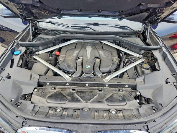 2019 BMW X7 xDrive50i — Engine bay