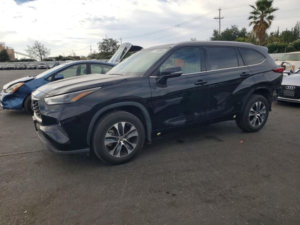 2022 TOYOTA HIGHLANDER XLE — Front 3/4