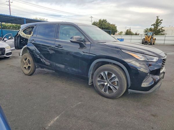 2022 TOYOTA HIGHLANDER XLE — Passenger 3/4