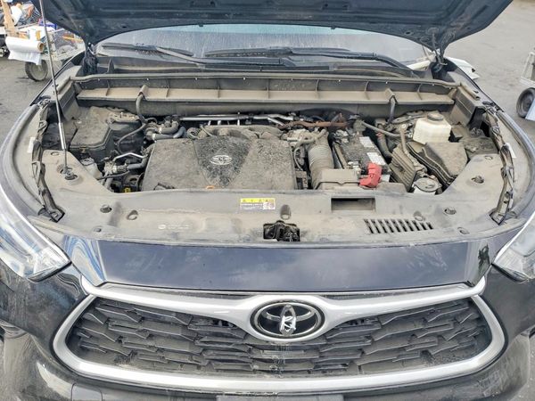 2022 TOYOTA HIGHLANDER XLE — Engine bay