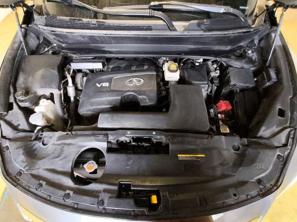 2017 INFINITI QX60 — Engine bay