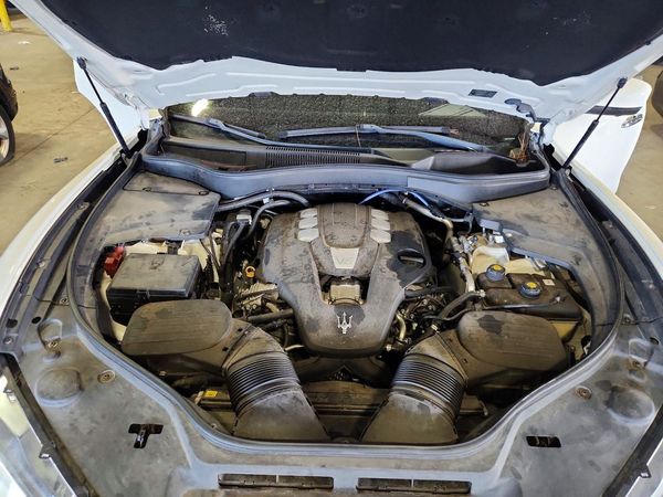 2018 MASERATI LEVANTE Sport — Engine bay
