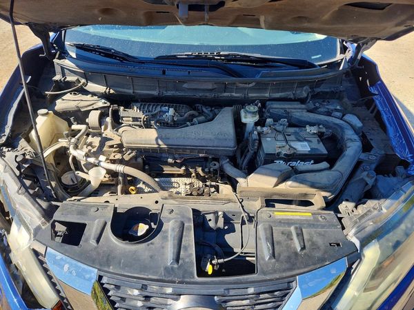 2018 NISSAN ROGUE — Engine bay