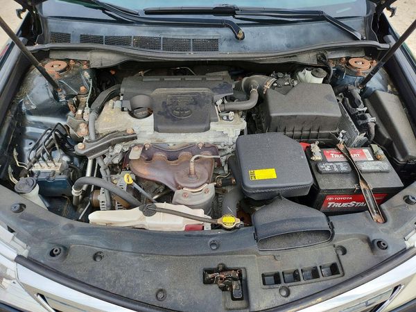 2013 TOYOTA CAMRY — Engine bay