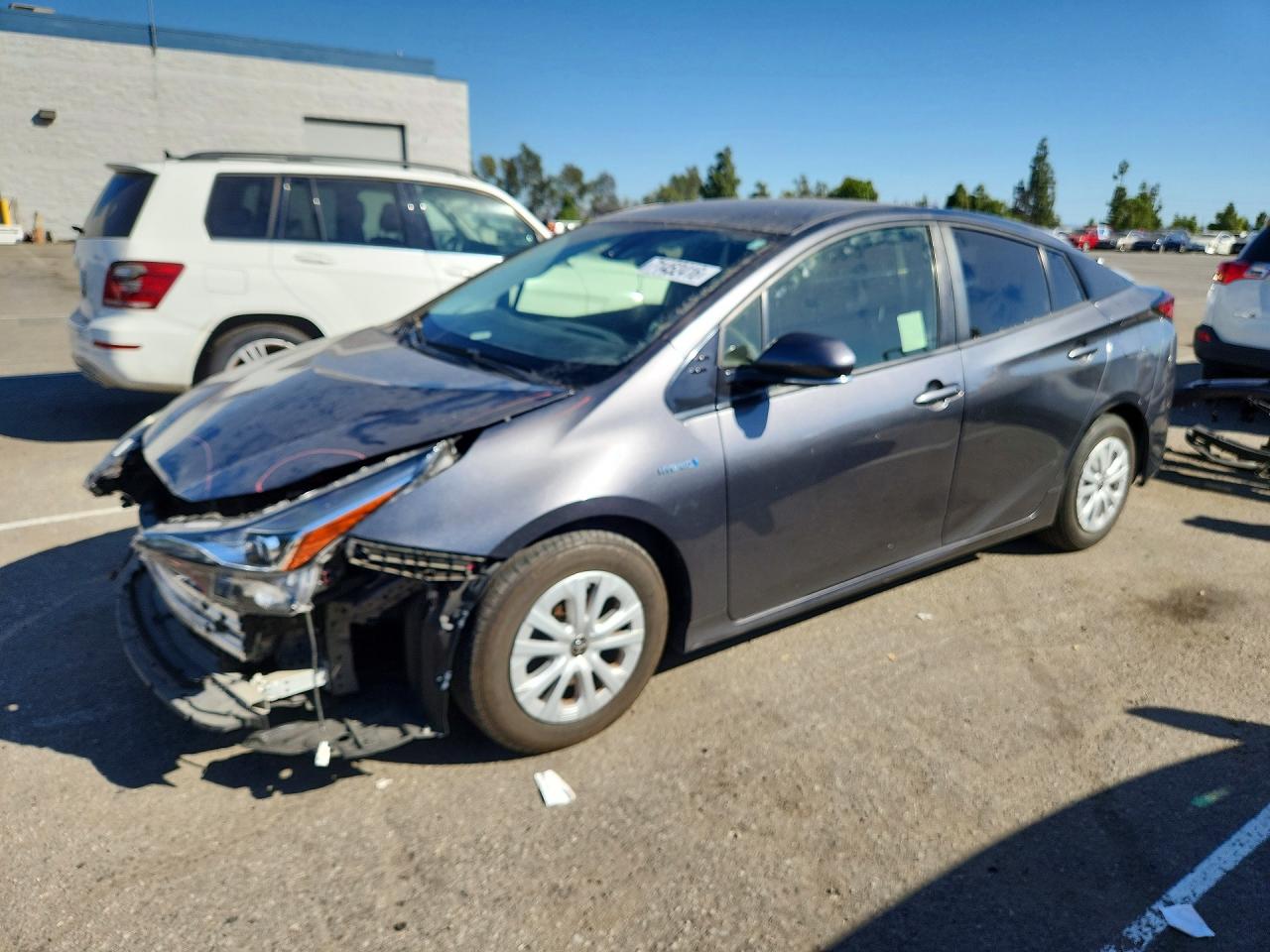 2019 TOYOTA PRIUS L/LE/XLE/LTD. — Front 3/4