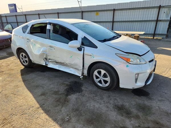 2015 TOYOTA PRIUS — Passenger 3/4