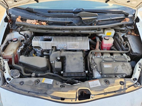 2015 TOYOTA PRIUS — Engine bay