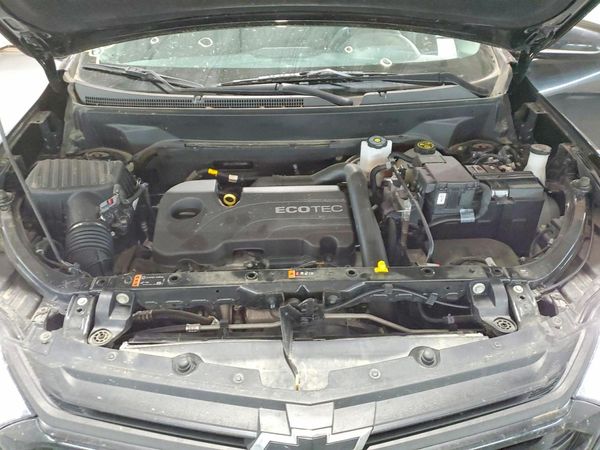 2021 CHEVROLET EQUINOX LT (1LT) — Engine bay