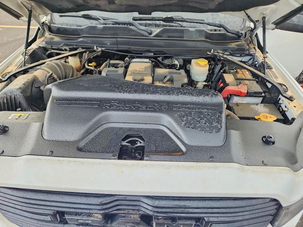 2019 RAM 2500 Laramie — Engine bay