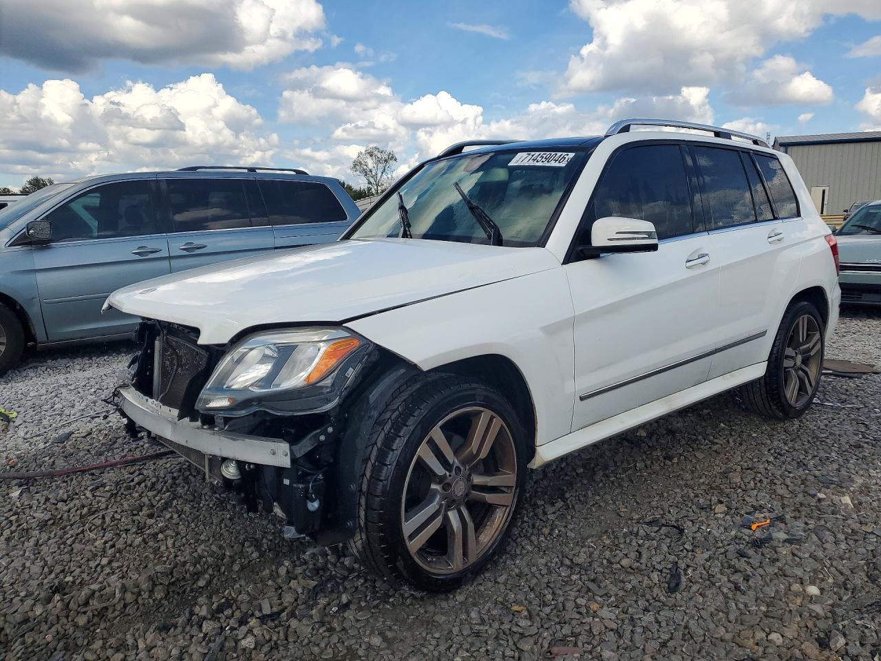 2015 MERCEDES-BENZ GLK GLK350 — Front 3/4