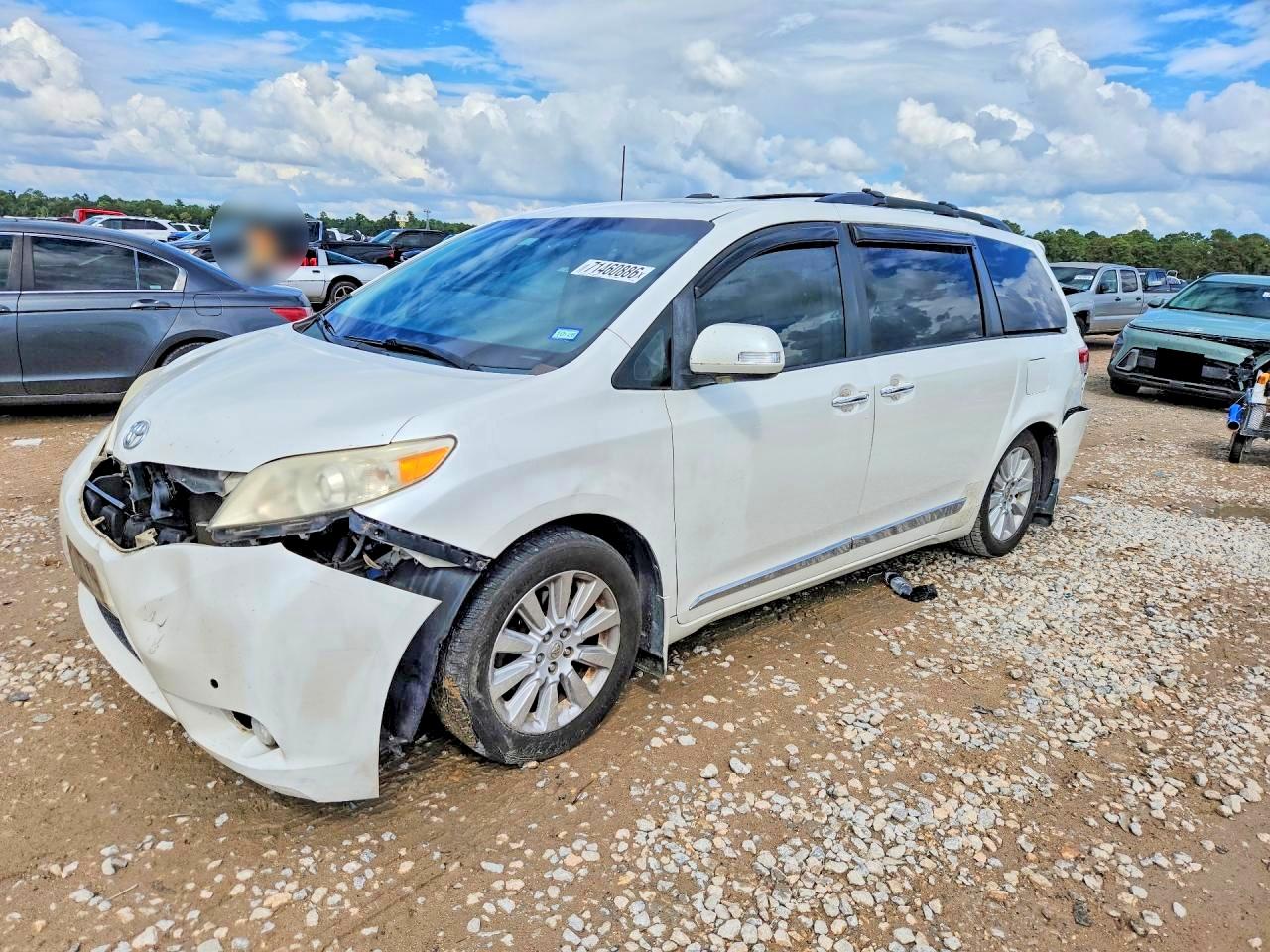 2014 TOYOTA SIENNA — Front 3/4