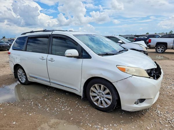 2014 TOYOTA SIENNA — Passenger 3/4