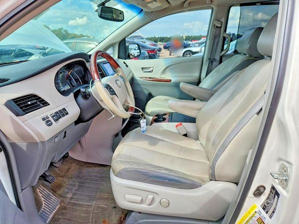 2014 TOYOTA SIENNA — DENT