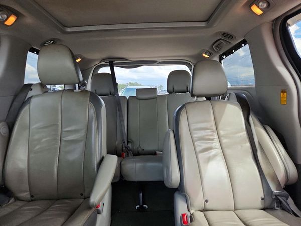 2014 TOYOTA SIENNA — SUVN