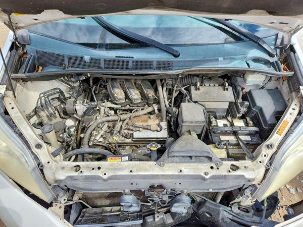 2014 TOYOTA SIENNA — Engine bay