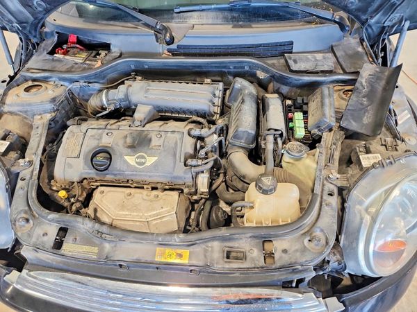 2013 MINI COOPER — Engine bay
