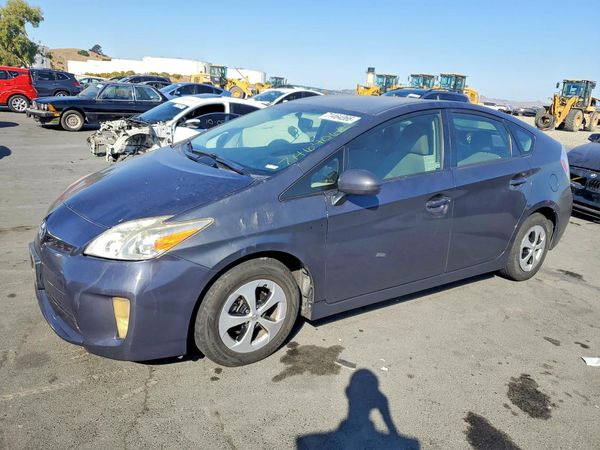 2014 TOYOTA PRIUS — Front 3/4