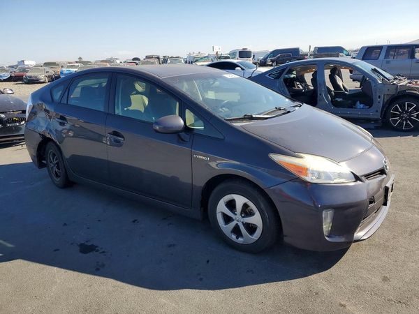 2014 TOYOTA PRIUS — Passenger 3/4