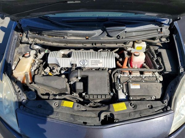 2014 TOYOTA PRIUS — Engine bay