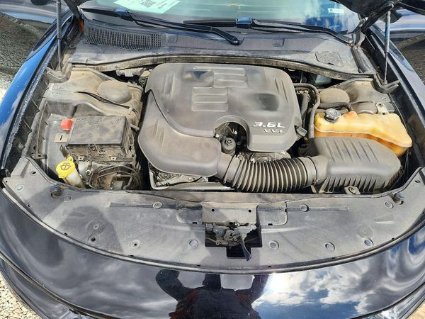 2017 DODGE CHARGER SXT — Engine bay