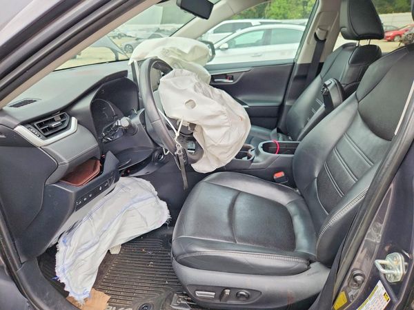 2019 TOYOTA RAV4 Limited — DENT