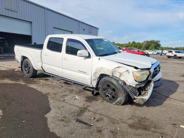 2014 TOYOTA TACOMA Delux Grade — Passenger 3/4