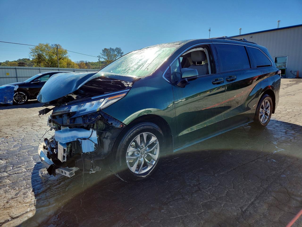 2023 TOYOTA SIENNA LE — Front 3/4