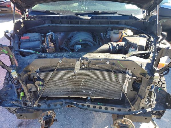 2020 CHEVROLET SILVERADO LT — Engine bay