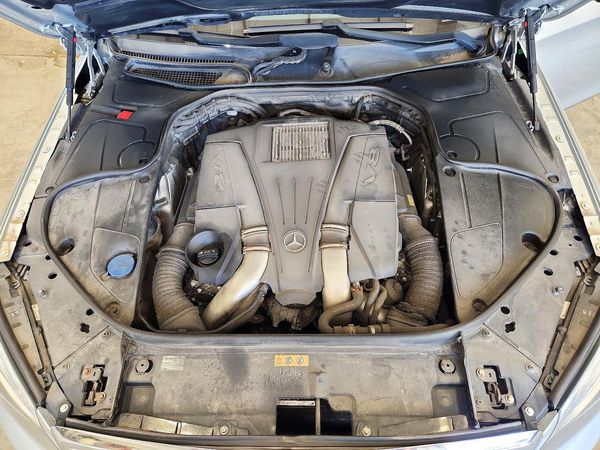 2015 MERCEDES-BENZ S-CLASS S550 — Engine bay