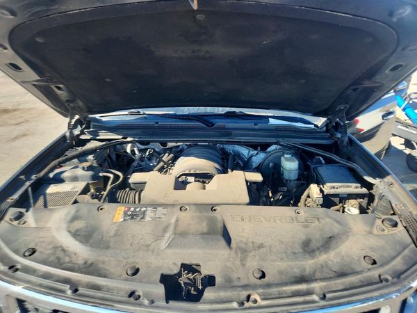 2017 CHEVROLET SUBURBAN — Engine bay