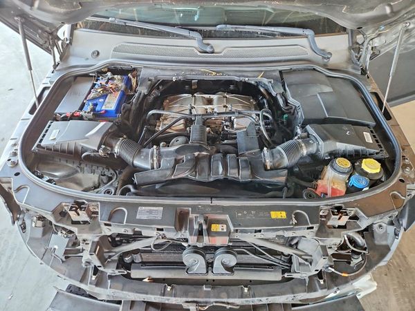 2015 LAND ROVER LR4 HSE LUX — Engine bay