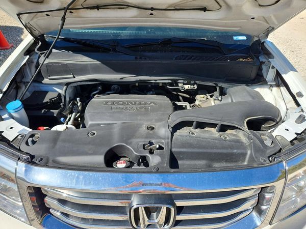 2014 HONDA PILOT TOURING — Engine bay