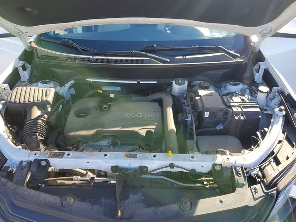 2021 CHEVROLET EQUINOX LT (1LT) — Engine bay