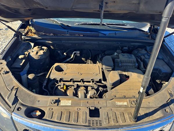 2012 KIA SORENTO GL(Middle-low grade) — Engine bay