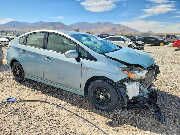 2013 TOYOTA PRIUS — Passenger 3/4