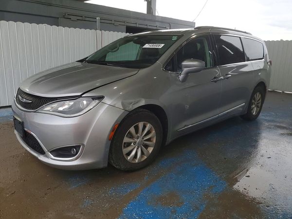 2017 CHRYSLER PACIFICA — DSFA — Front 3/4