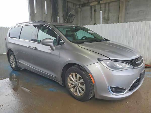 2017 CHRYSLER PACIFICA Touring L — Passenger 3/4