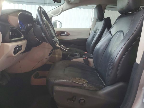 2017 CHRYSLER PACIFICA Touring L — DENT