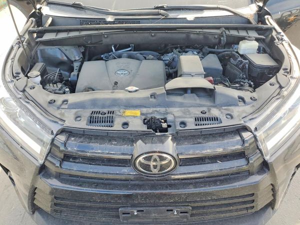 2018 TOYOTA HIGHLANDER SE/XLE — Engine bay