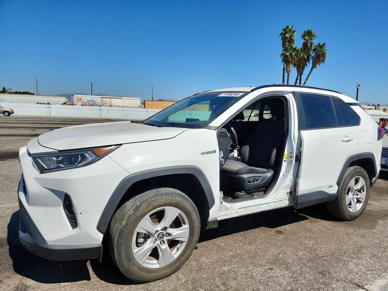 2019 TOYOTA RAV4 — Front 3/4