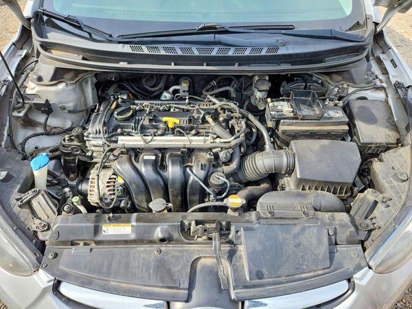 2012 HYUNDAI ELANTRA GLS(Middle grade) — Engine bay