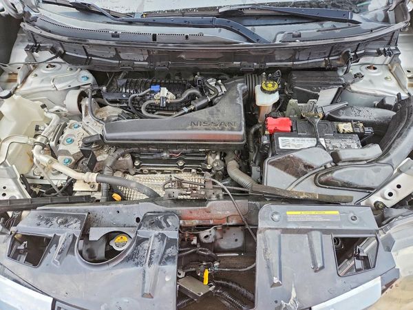 2020 NISSAN ROGUE — Engine bay