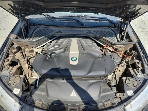 2014 BMW X5 xDrive50i — Engine bay