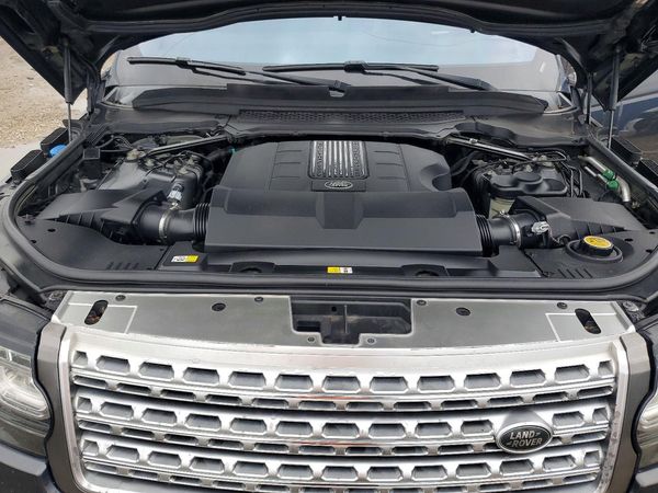 2017 LAND ROVER RANGE ROVER Autobiography — Engine bay
