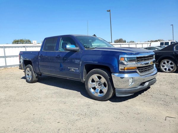 2017 CHEVROLET SILVERADO LT — Passenger 3/4