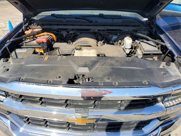 2017 CHEVROLET SILVERADO LT — Engine bay