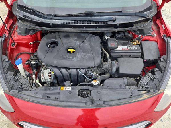 2016 HYUNDAI ELANTRA — Engine bay