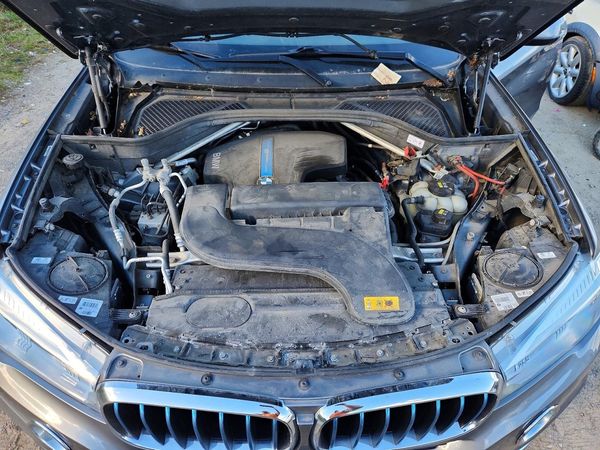 2017 BMW X5 xDrive40e — Engine bay