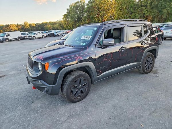 2017 JEEP RENEGADE Trailhawk — Front 3/4